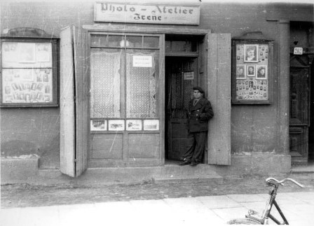 1940 r - trzebiński fotograf na tle swojego foto-zakladu..jpg
