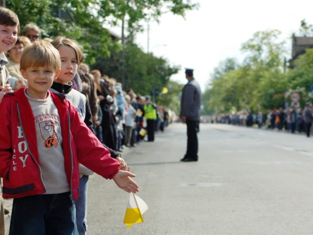 Przejazd papieża Benedykta XVI przez Chrzanów i Libąż 28.05.2006