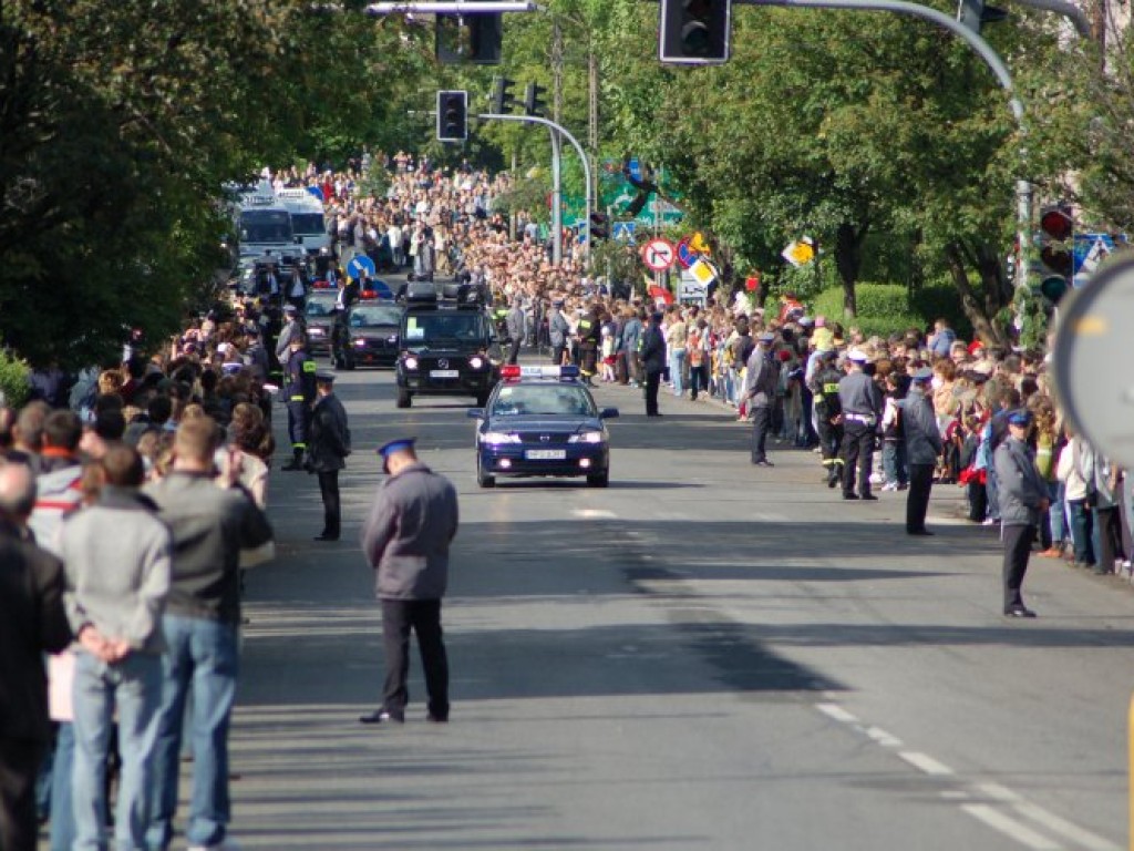 Przejazd papieża Benedykta XVI przez Chrzanów i Libąż 28.05.2006