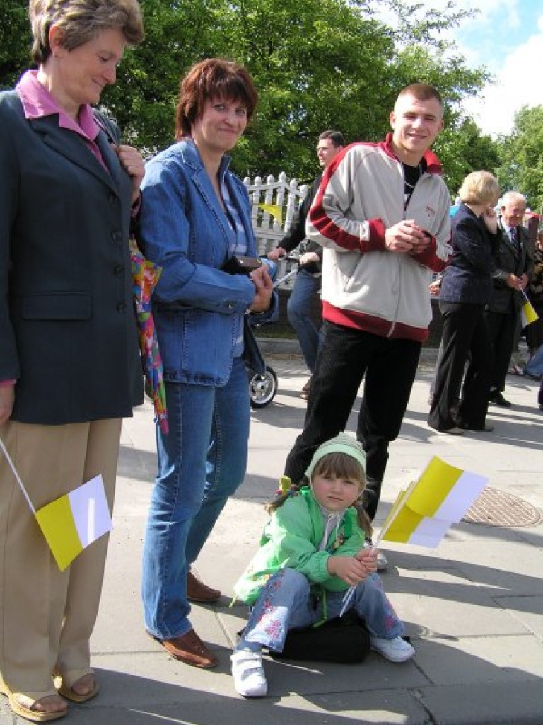 Przejazd papieża Benedykta XVI przez Chrzanów i Libąż 28.05.2006