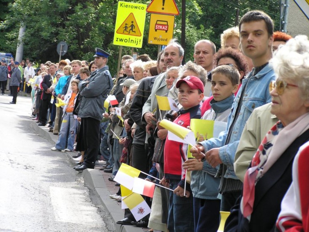 Przejazd papieża Benedykta XVI przez Chrzanów i Libąż 28.05.2006
