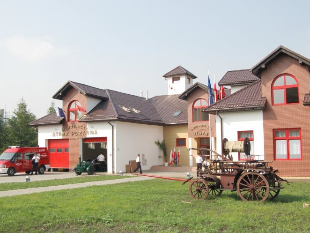 Otwarcie remizy OSP i Domu Pamięci Baty w Chełmku 17.06.2006