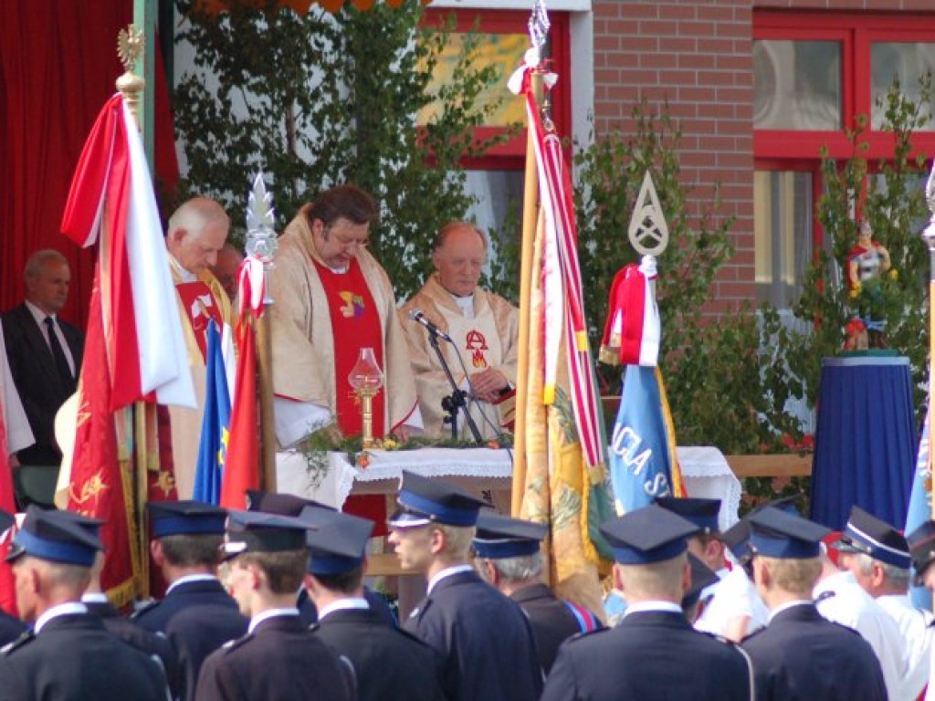 Otwarcie remizy OSP i Domu Pamięci Baty w Chełmku 17.06.2006