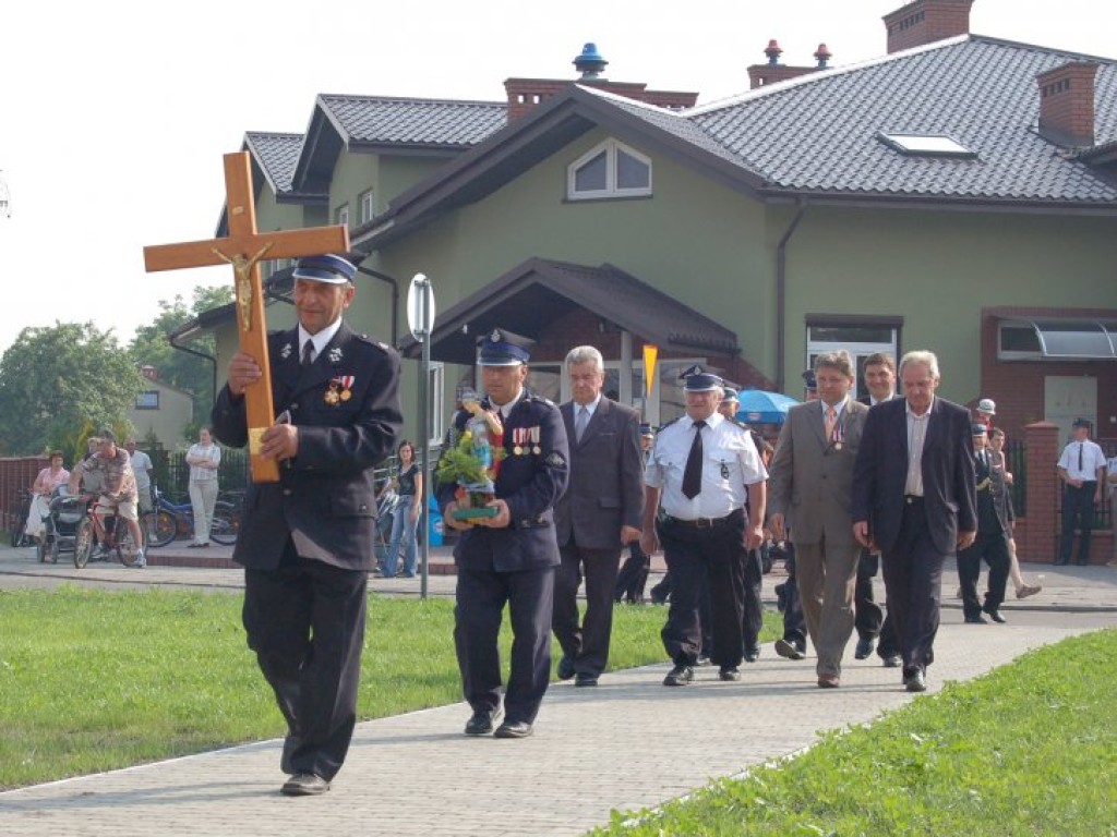 Otwarcie remizy OSP i Domu Pamięci Baty w Chełmku 17.06.2006