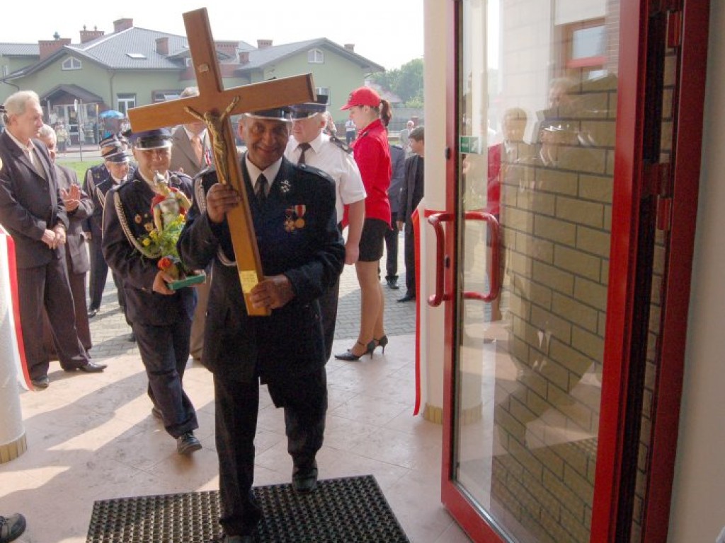Otwarcie remizy OSP i Domu Pamięci Baty w Chełmku 17.06.2006