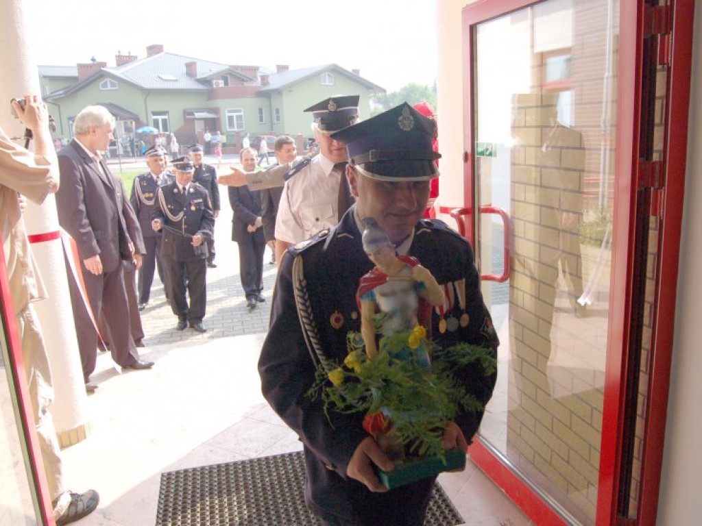 Otwarcie remizy OSP i Domu Pamięci Baty w Chełmku 17.06.2006