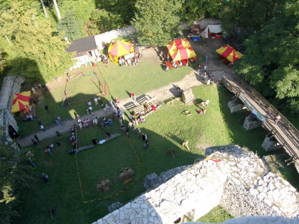 Zamek w Lipowcu - III Ogólnopolski Turniej Rycerski i Łuczniczy 9-10.09.2006