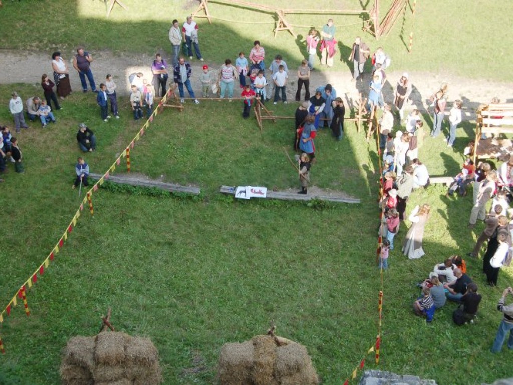Zamek w Lipowcu - III Ogólnopolski Turniej Rycerski i Łuczniczy 9-10.09.2006