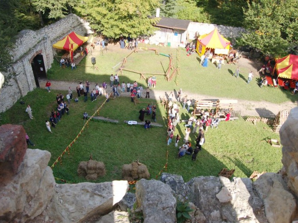 Zamek w Lipowcu - III Ogólnopolski Turniej Rycerski i Łuczniczy 9-10.09.2006