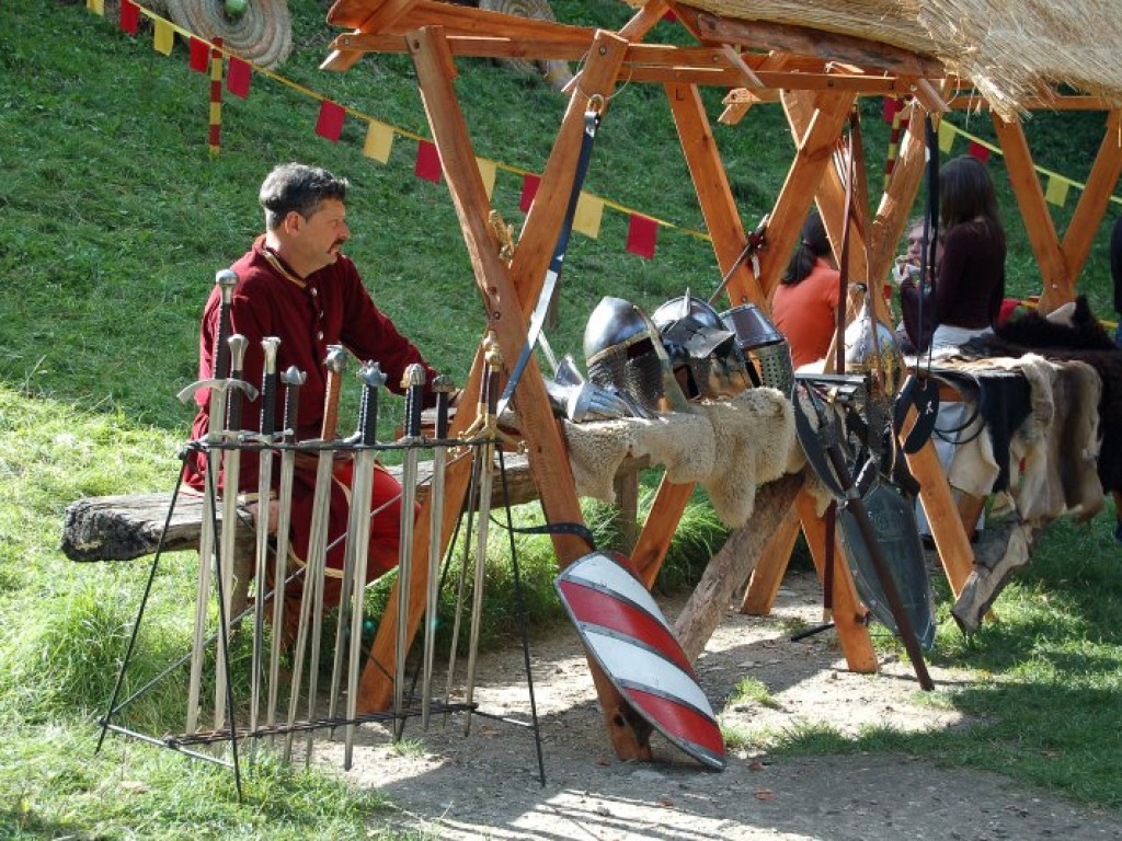 Zamek w Lipowcu - III Ogólnopolski Turniej Rycerski i Łuczniczy 9-10.09.2006