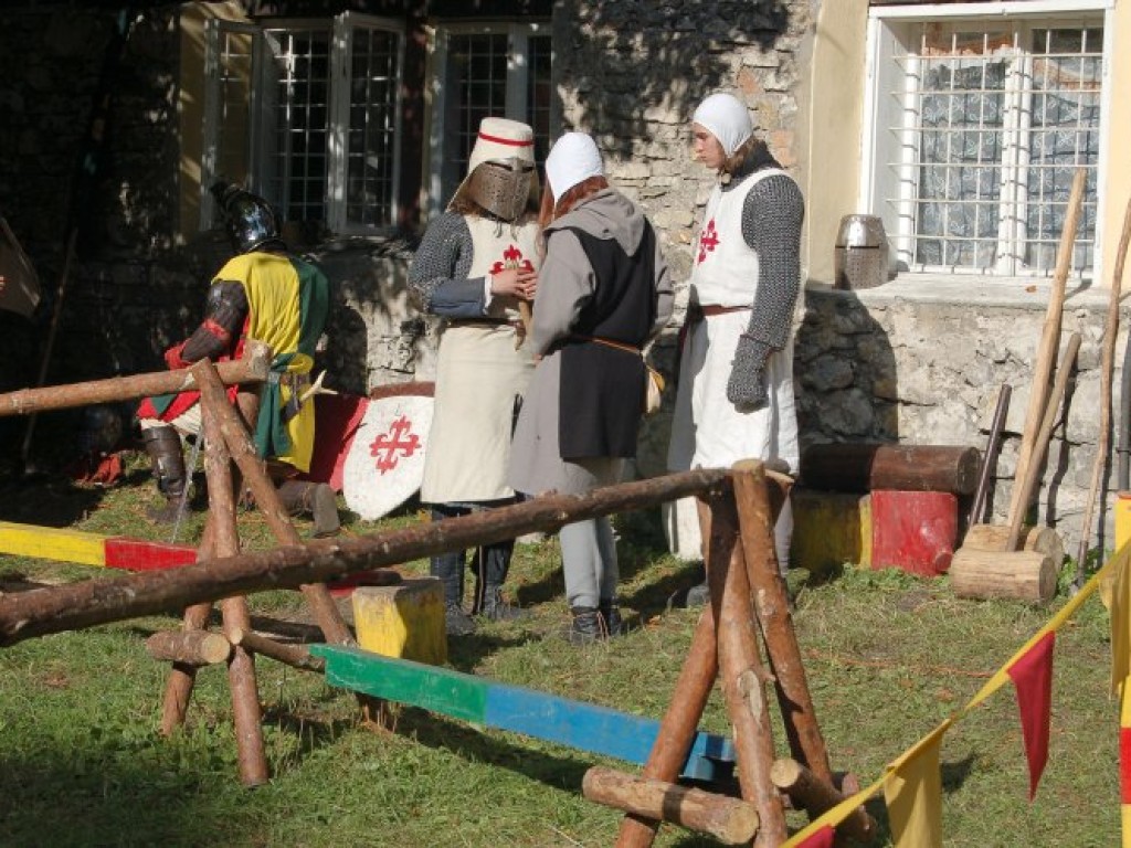Zamek w Lipowcu - III Ogólnopolski Turniej Rycerski i Łuczniczy 9-10.09.2006