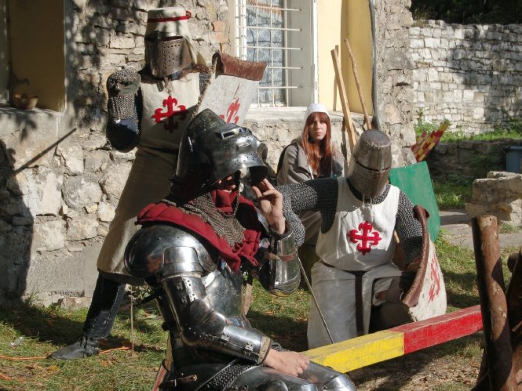 Zamek w Lipowcu - III Ogólnopolski Turniej Rycerski i Łuczniczy 9-10.09.2006