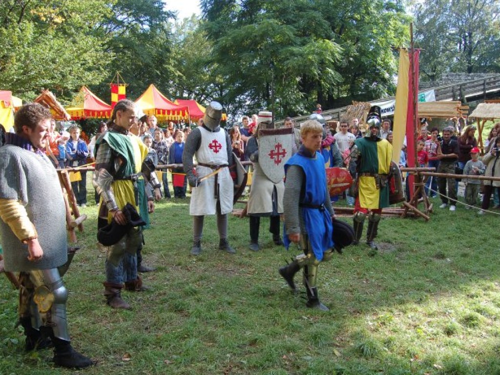 Zamek w Lipowcu - III Ogólnopolski Turniej Rycerski i Łuczniczy 9-10.09.2006