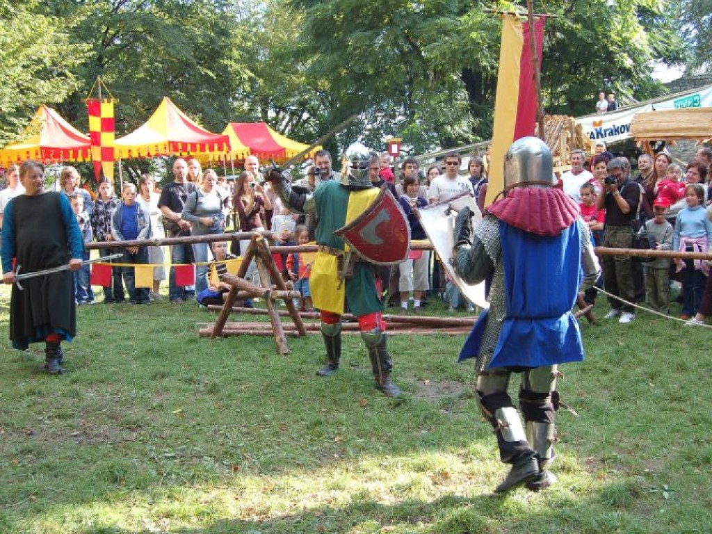 Zamek w Lipowcu - III Ogólnopolski Turniej Rycerski i Łuczniczy 9-10.09.2006