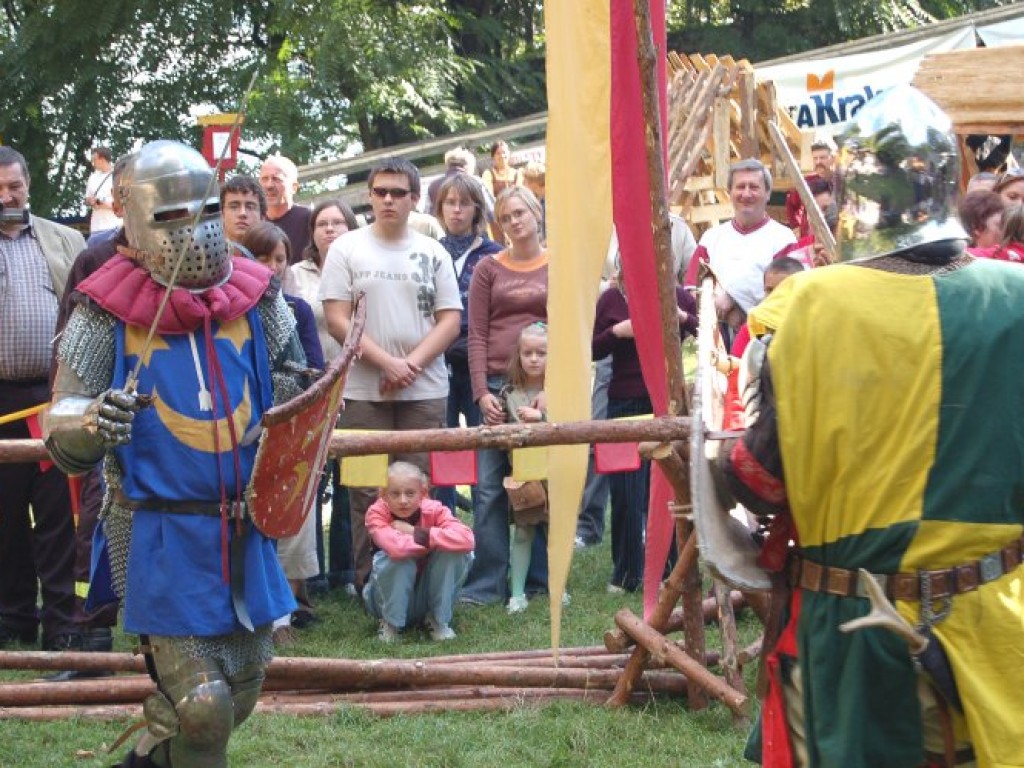 Zamek w Lipowcu - III Ogólnopolski Turniej Rycerski i Łuczniczy 9-10.09.2006