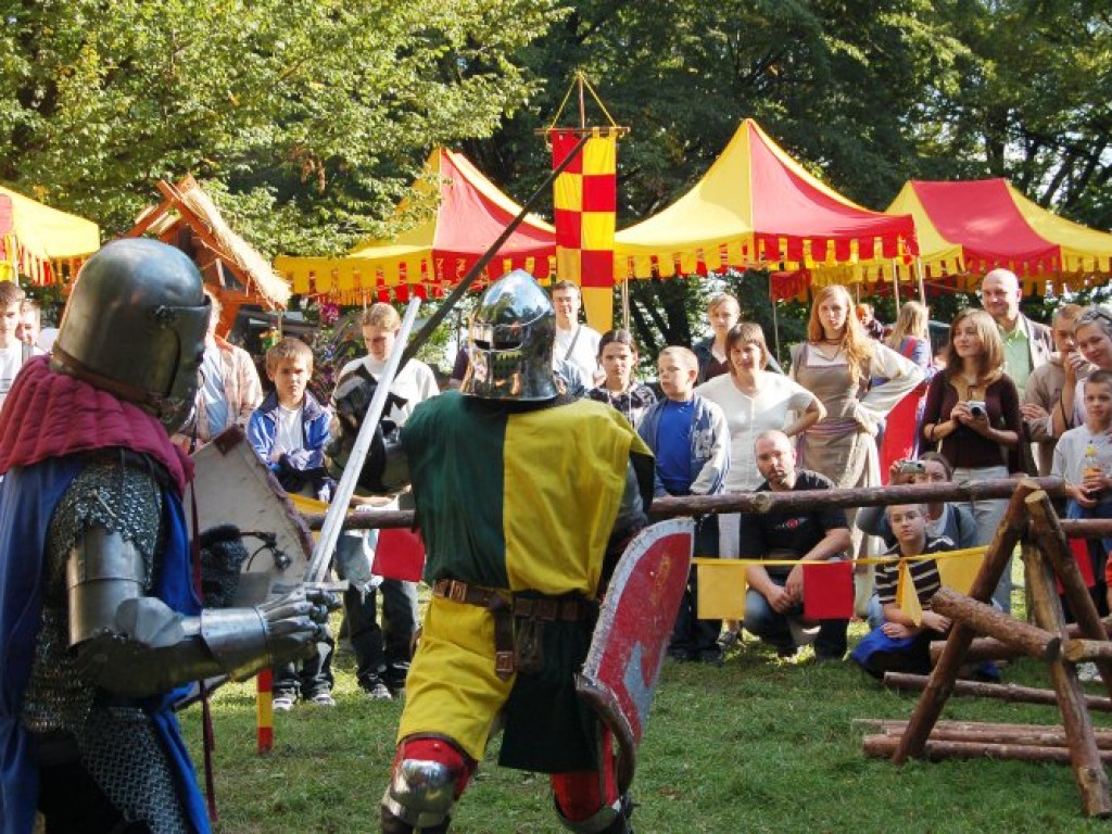Zamek w Lipowcu - III Ogólnopolski Turniej Rycerski i Łuczniczy 9-10.09.2006