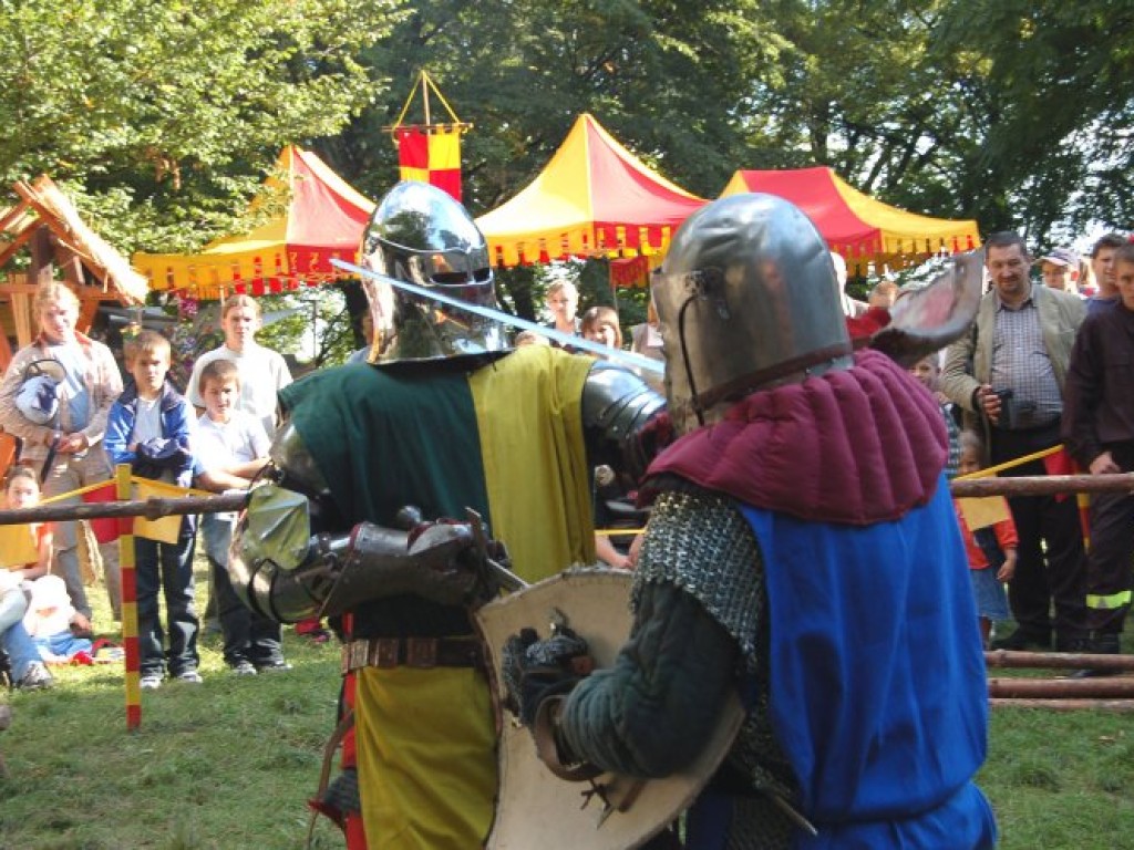 Zamek w Lipowcu - III Ogólnopolski Turniej Rycerski i Łuczniczy 9-10.09.2006
