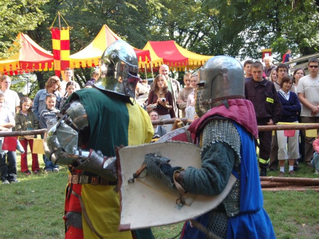 Zamek w Lipowcu - III Ogólnopolski Turniej Rycerski i Łuczniczy 9-10.09.2006