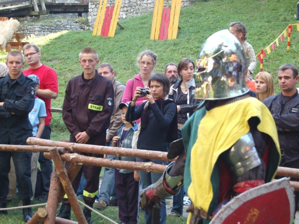 Zamek w Lipowcu - III Ogólnopolski Turniej Rycerski i Łuczniczy 9-10.09.2006