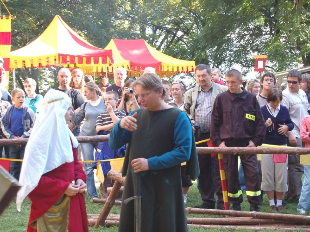 Zamek w Lipowcu - III Ogólnopolski Turniej Rycerski i Łuczniczy 9-10.09.2006