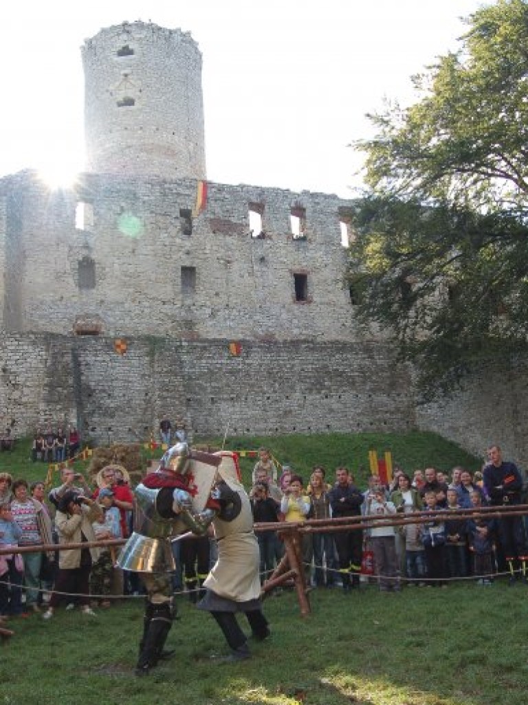 Zamek w Lipowcu - III Ogólnopolski Turniej Rycerski i Łuczniczy 9-10.09.2006