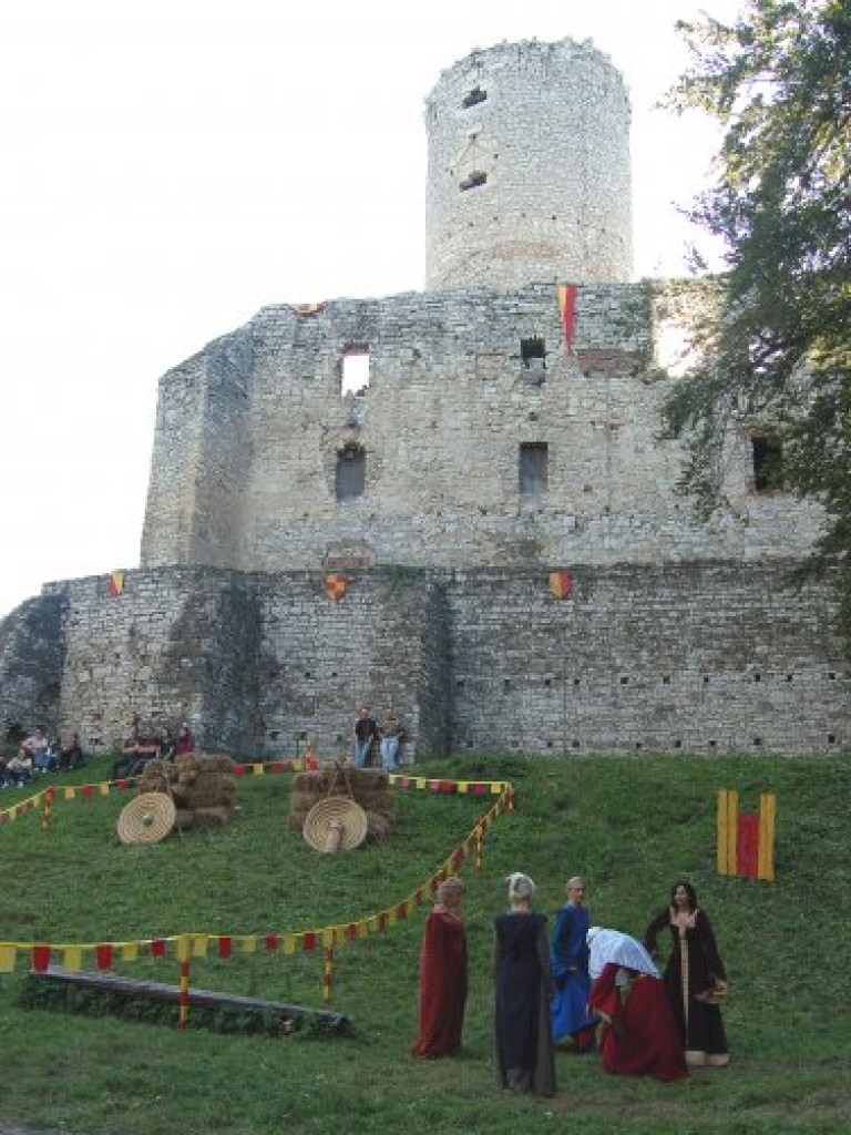 Zamek w Lipowcu - III Ogólnopolski Turniej Rycerski i Łuczniczy 9-10.09.2006