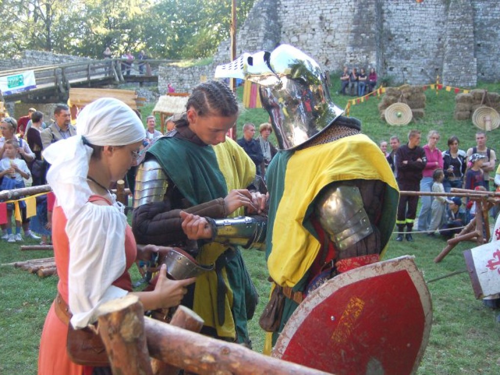 Zamek w Lipowcu - III Ogólnopolski Turniej Rycerski i Łuczniczy 9-10.09.2006
