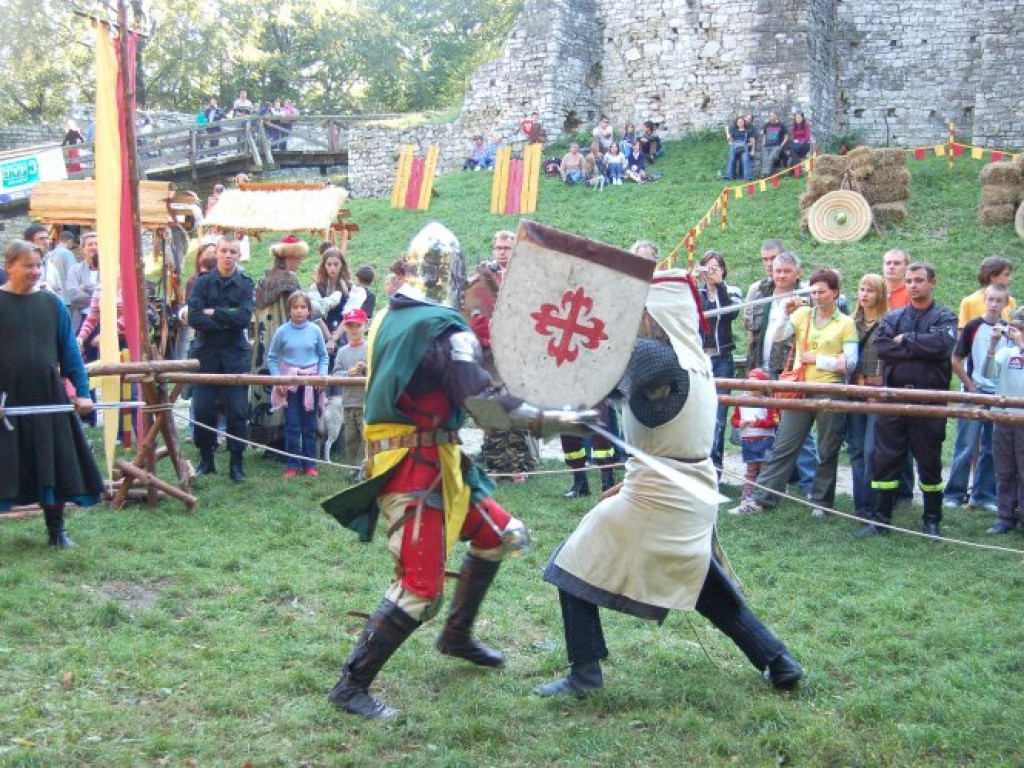 Zamek w Lipowcu - III Ogólnopolski Turniej Rycerski i Łuczniczy 9-10.09.2006