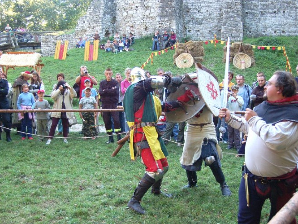 Zamek w Lipowcu - III Ogólnopolski Turniej Rycerski i Łuczniczy 9-10.09.2006