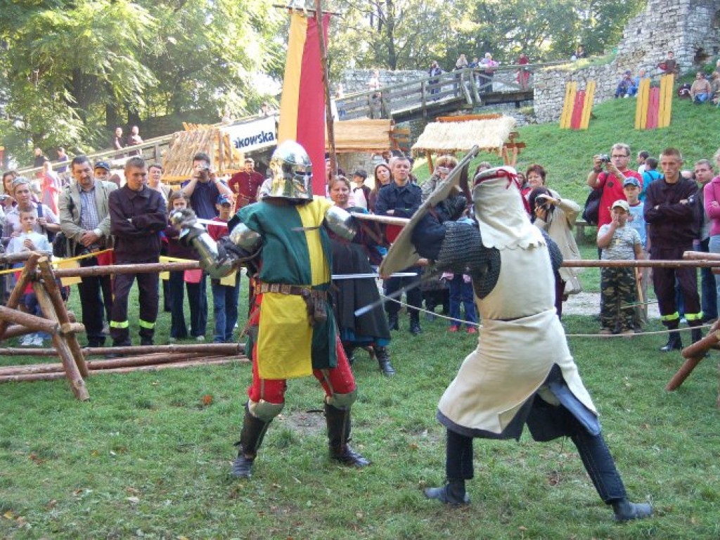 Zamek w Lipowcu - III Ogólnopolski Turniej Rycerski i Łuczniczy 9-10.09.2006