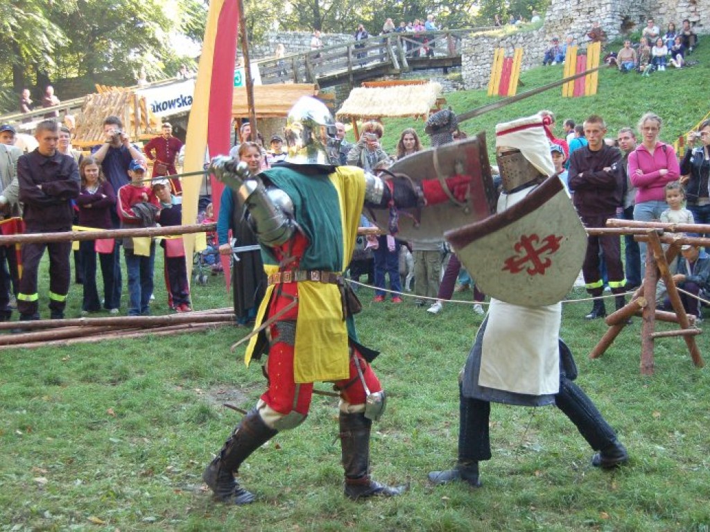 Zamek w Lipowcu - III Ogólnopolski Turniej Rycerski i Łuczniczy 9-10.09.2006