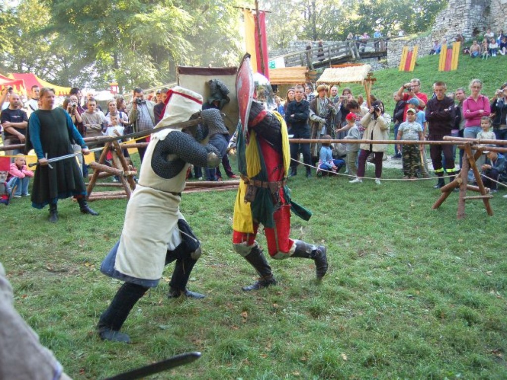 Zamek w Lipowcu - III Ogólnopolski Turniej Rycerski i Łuczniczy 9-10.09.2006