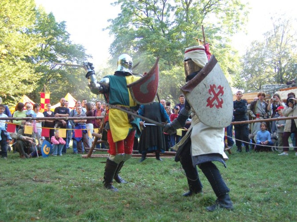 Zamek w Lipowcu - III Ogólnopolski Turniej Rycerski i Łuczniczy 9-10.09.2006