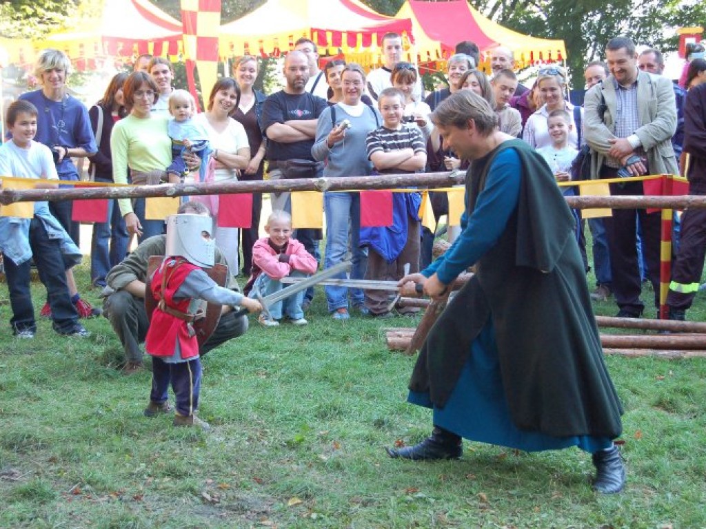 Zamek w Lipowcu - III Ogólnopolski Turniej Rycerski i Łuczniczy 9-10.09.2006
