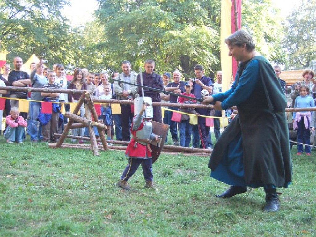 Zamek w Lipowcu - III Ogólnopolski Turniej Rycerski i Łuczniczy 9-10.09.2006