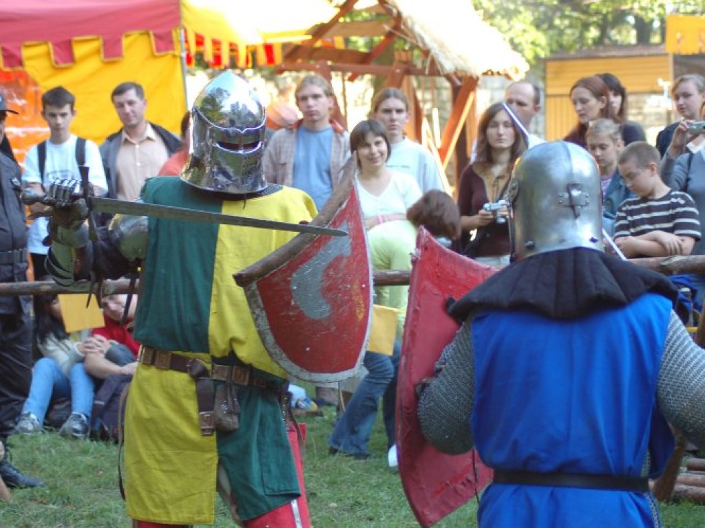 Zamek w Lipowcu - III Ogólnopolski Turniej Rycerski i Łuczniczy 9-10.09.2006