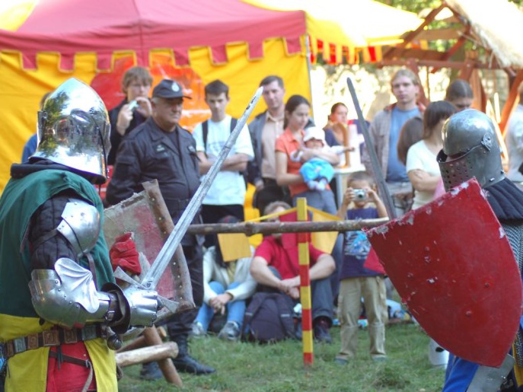 Zamek w Lipowcu - III Ogólnopolski Turniej Rycerski i Łuczniczy 9-10.09.2006