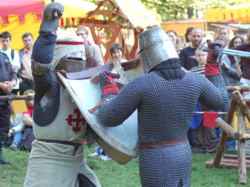 Zamek w Lipowcu - III Ogólnopolski Turniej Rycerski i Łuczniczy 9-10.09.2006