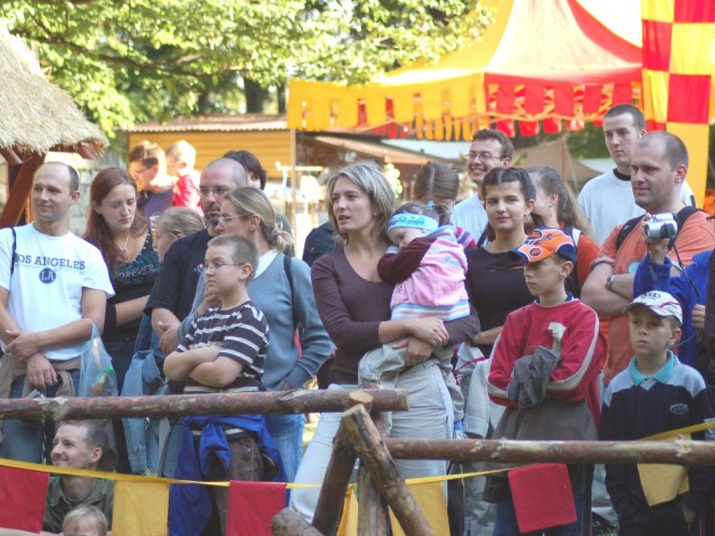 Zamek w Lipowcu - III Ogólnopolski Turniej Rycerski i Łuczniczy 9-10.09.2006