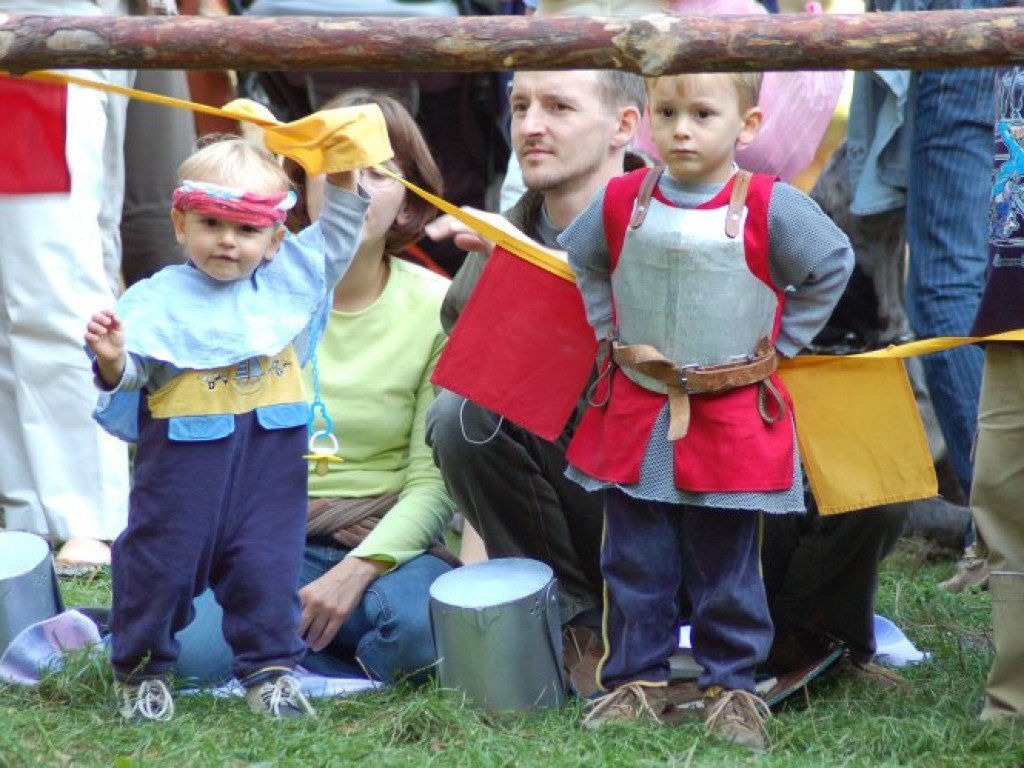 Zamek w Lipowcu - III Ogólnopolski Turniej Rycerski i Łuczniczy 9-10.09.2006