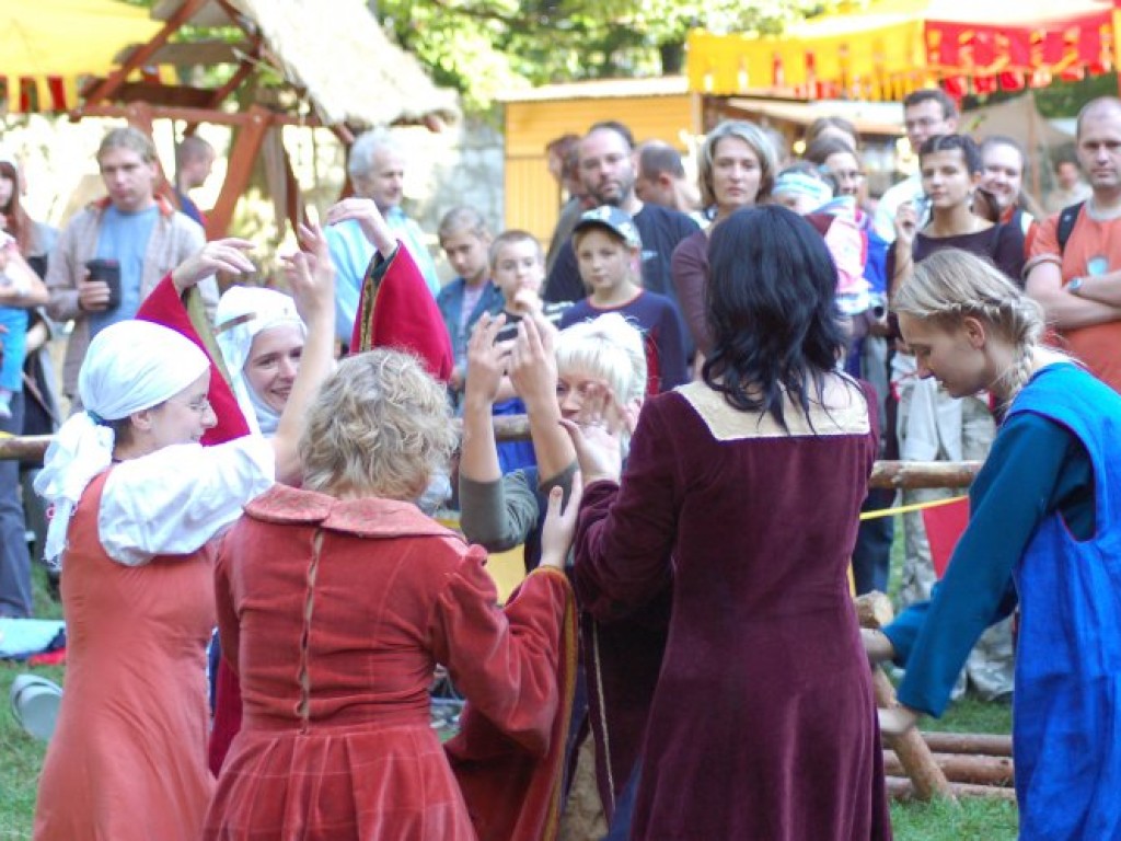 Zamek w Lipowcu - III Ogólnopolski Turniej Rycerski i Łuczniczy 9-10.09.2006