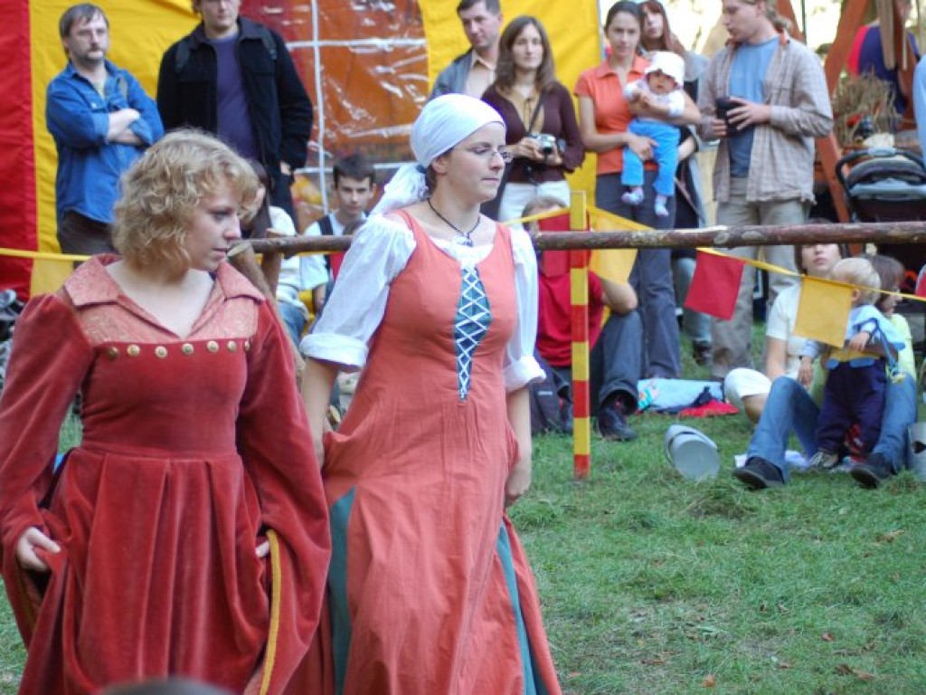 Zamek w Lipowcu - III Ogólnopolski Turniej Rycerski i Łuczniczy 9-10.09.2006