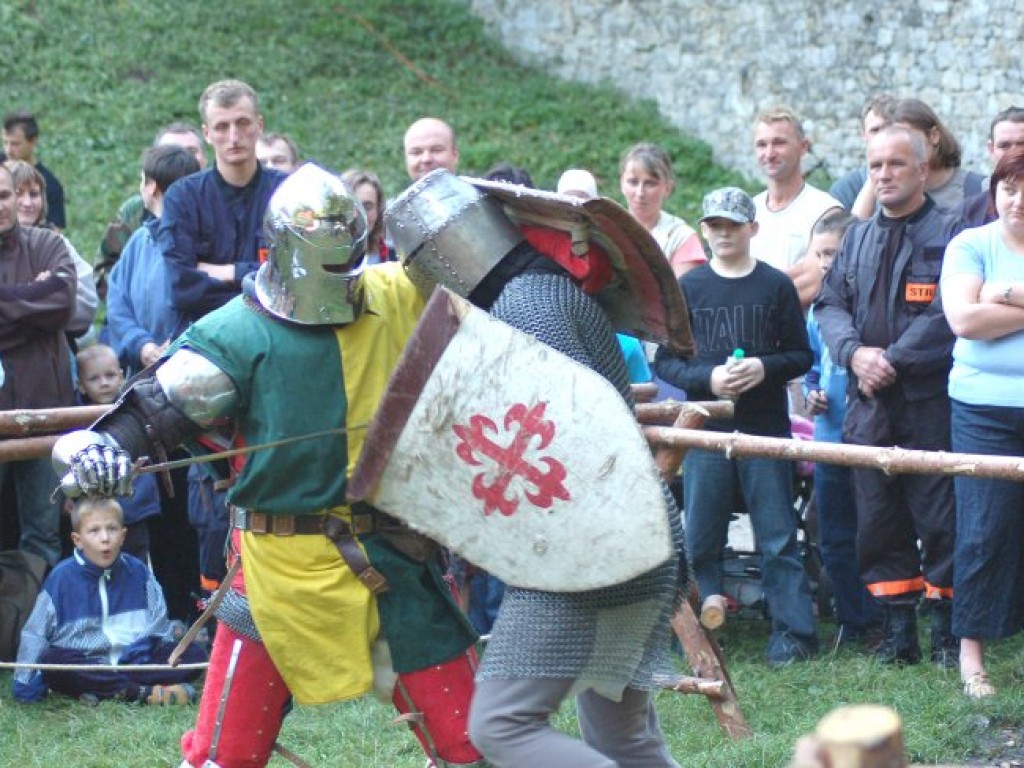 Zamek w Lipowcu - III Ogólnopolski Turniej Rycerski i Łuczniczy 9-10.09.2006
