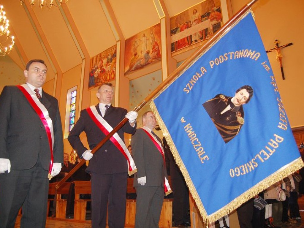 Poświęcenie i nadanie sztandaru Szkole Podstawowej w Kwaczale - 19.03.2007 r.