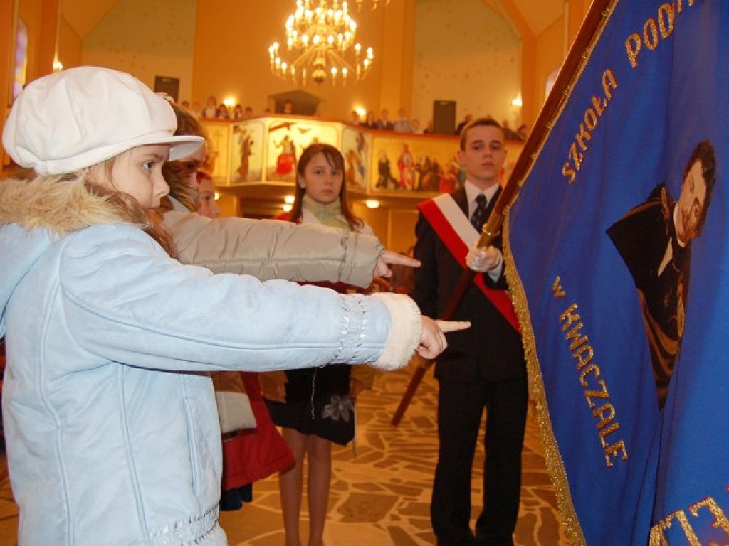 Poświęcenie i nadanie sztandaru Szkole Podstawowej w Kwaczale - 19.03.2007 r.