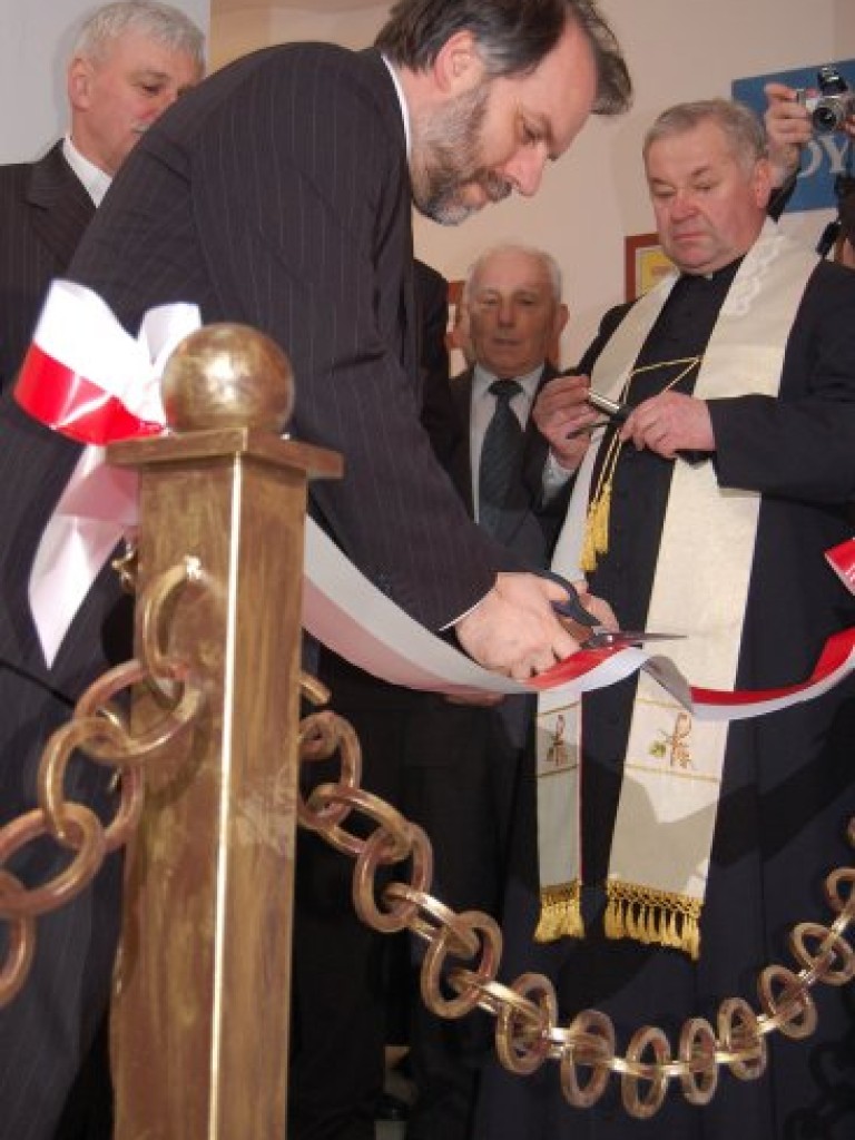 Poświęcenie i nadanie sztandaru Szkole Podstawowej w Kwaczale - 19.03.2007 r.