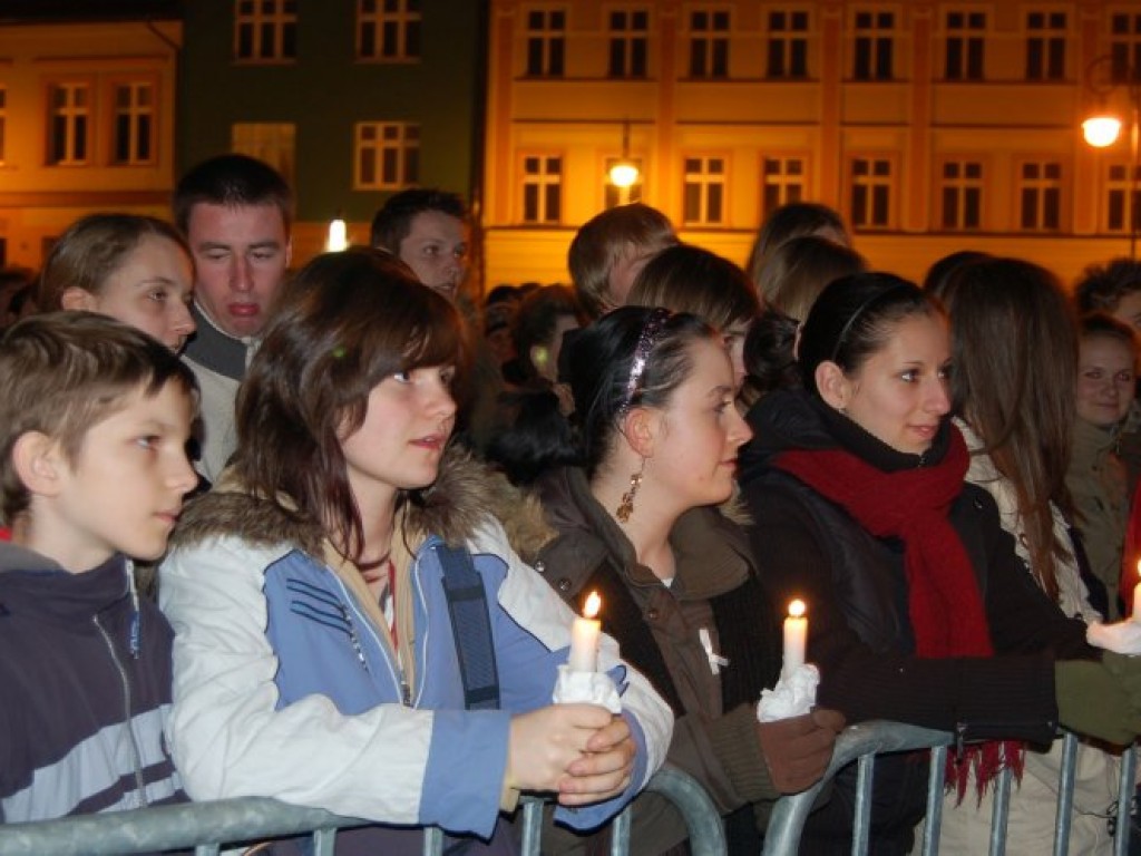 Obchody drugiej rocznicy śmierci papieża Jana Pawła II na Rynku w Chrzanowie 1.04.2007 r.
