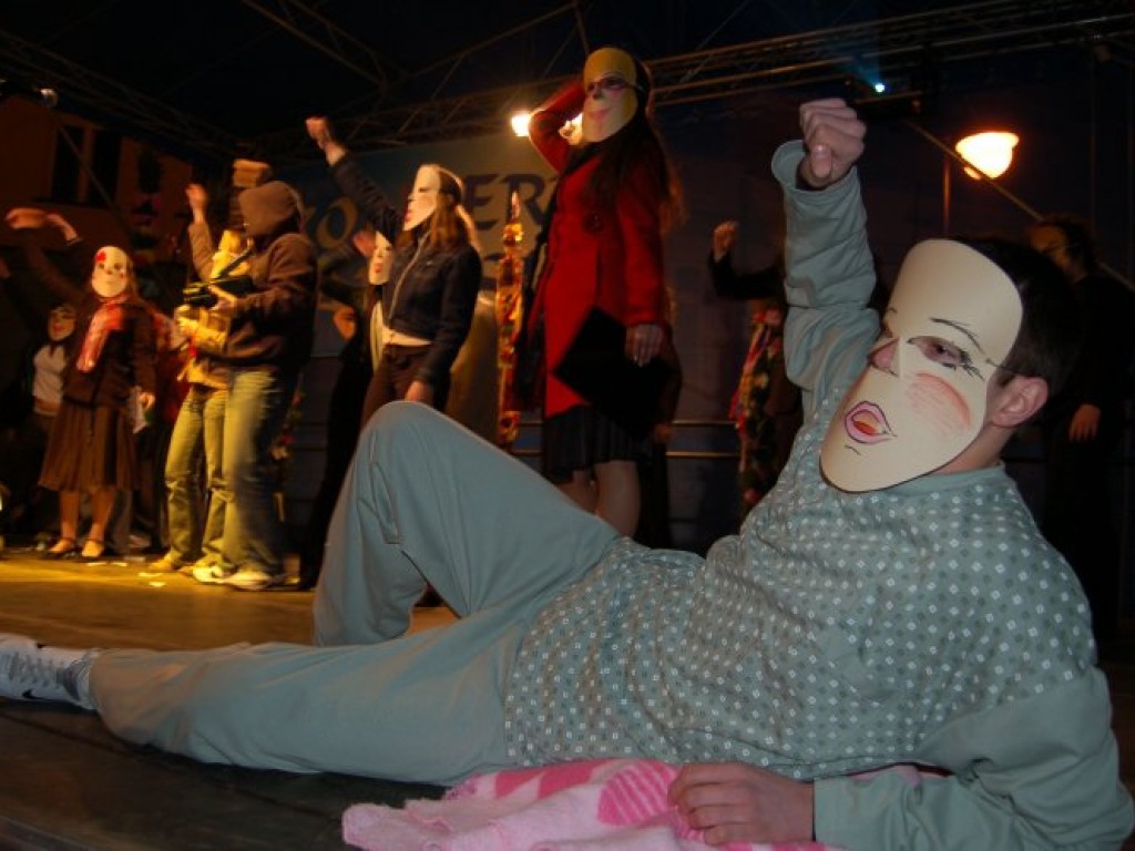 Obchody drugiej rocznicy śmierci papieża Jana Pawła II na Rynku w Chrzanowie 1.04.2007 r.
