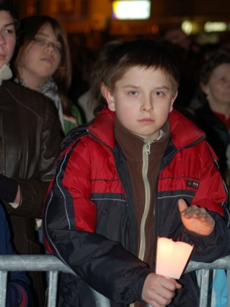 Obchody drugiej rocznicy śmierci papieża Jana Pawła II na Rynku w Chrzanowie 1.04.2007 r.