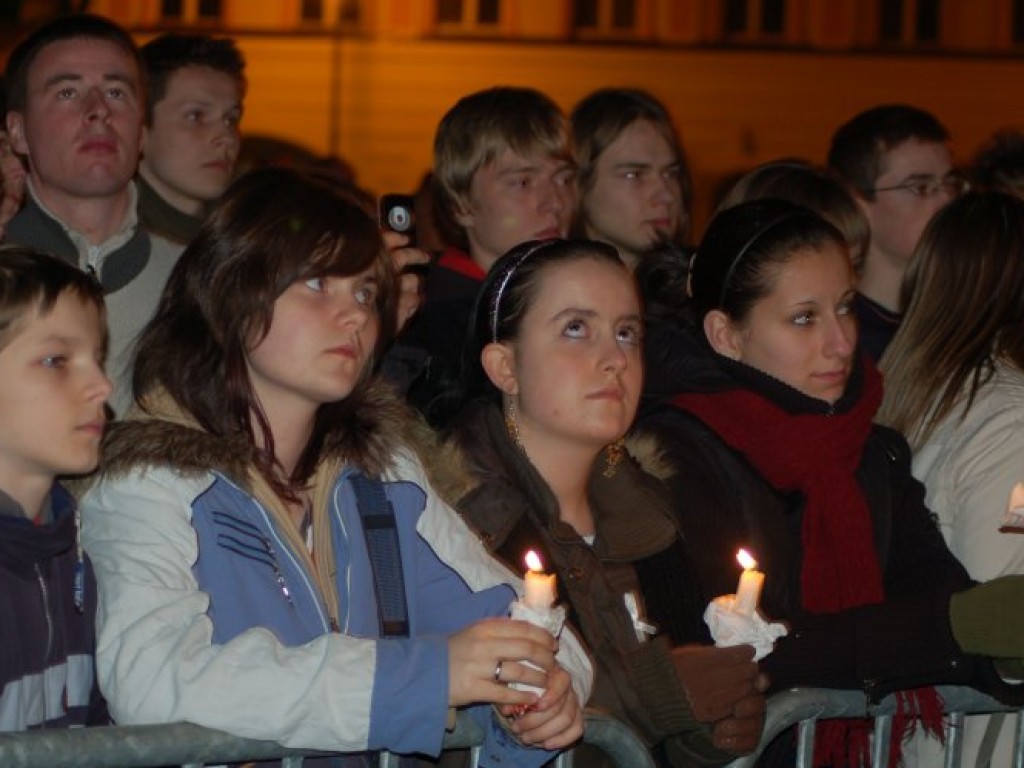 Obchody drugiej rocznicy śmierci papieża Jana Pawła II na Rynku w Chrzanowie 1.04.2007 r.